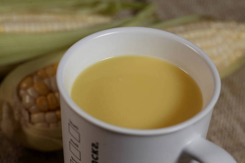 无人,横图,俯视,室内,特写,白天,玉米,餐桌,桌子,蔬菜,杯子,阴影,朦胧,模糊,新鲜,反射,棒子,布料,影子,陶瓷,玉蜀黍,食品,陶瓷制品,饮品,一杯,布纹,蔬菜汁,桌布,食物,饮料,两个,一个,餐巾,马克杯,水杯,台布,有机食品,绿色食品,单个,餐台,苞米,可口,苞芦,苞谷,包谷,大蜀黍,番麦,薏米包,玉高粱,玉麦,珍珠米,适口,餐桌布,彩图,高角度拍摄,玉米汁,shjb1