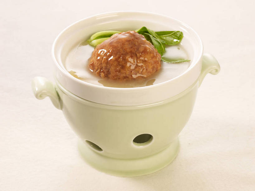 无人,横图,俯视,室内,特写,白天,烹饪,中餐,餐桌,桌子,蔬菜,叶子,新鲜,陶瓷,青菜,肉,料理,食品,绿叶,陶瓷制品,丸子,猪肉,菜肴,美食,肉类,肉丸,食物,一个,白色,容器,碗,中式,嫩叶,佳肴,有机食品,绿色食品,单个,餐台,中华料理,储藏,储存,小白菜,狮子头,肉食,豚肉,不结球白菜,叶,叶片,彩图,高角度拍摄,贮存,淮扬菜,扬州菜肴,shjb1,清炖狮子头