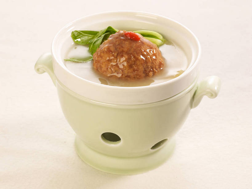 无人,横图,俯视,室内,特写,白天,烹饪,中餐,植物,餐桌,桌子,蔬菜,叶子,新鲜,陶瓷,青菜,肉,料理,食品,果实,绿叶,草药,药草,陶瓷制品,丸子,猪肉,菜肴,美食,肉类,肉丸,中药,食物,一个,红色,白色,容器,碗,中式,嫩叶,佳肴,有机食品,绿色食品,单个,餐台,中华料理,储藏,枸杞子,枸杞,储存,小白菜,药材,中草药,狮子头,肉食,豚肉,中药材,本草,苟起子,枸杞豆,枸杞果,血杞子,不结球白菜,叶,叶片,彩图,高角度拍摄,贮存,淮扬菜,扬州菜肴,shjb1,清炖狮子头