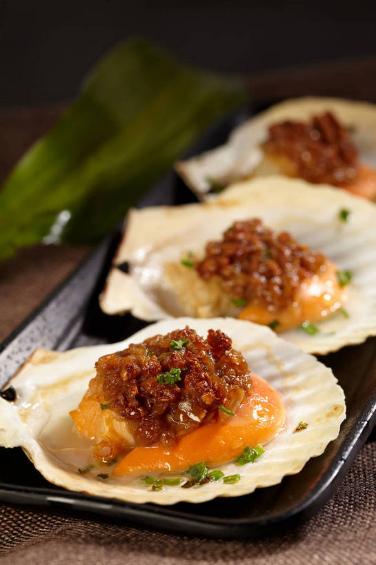 海鲜,面食,面条,无人,竖图,俯视,室内,特写,白天,烹饪,中餐,餐桌,桌子,蔬菜,蒜,贝壳,餐具,叶子,一排,朦胧,模糊,新鲜,整齐,碟子,盘,调料,酱料,酱汁,面,佐料,料理,食品,绿叶,调味品,扇贝,调味料,蒜头,粉丝,水产,酱,菜肴,美食,海洋生物,食物,排列,三个,一个,盘子,碟,中式,嫩叶,佳肴,有机食品,绿色食品,单个,餐台,中华料理,队列,水生动物,海产品,水生物,海底动物,蒜蓉,胡蒜,广东菜,粤菜,冬粉,叶,叶片,贝类外壳,软体动物外壳,大蒜,彩图,高角度拍摄,shjb1,蒜蓉粉丝扇贝,蒜蓉粉丝蒸扇贝