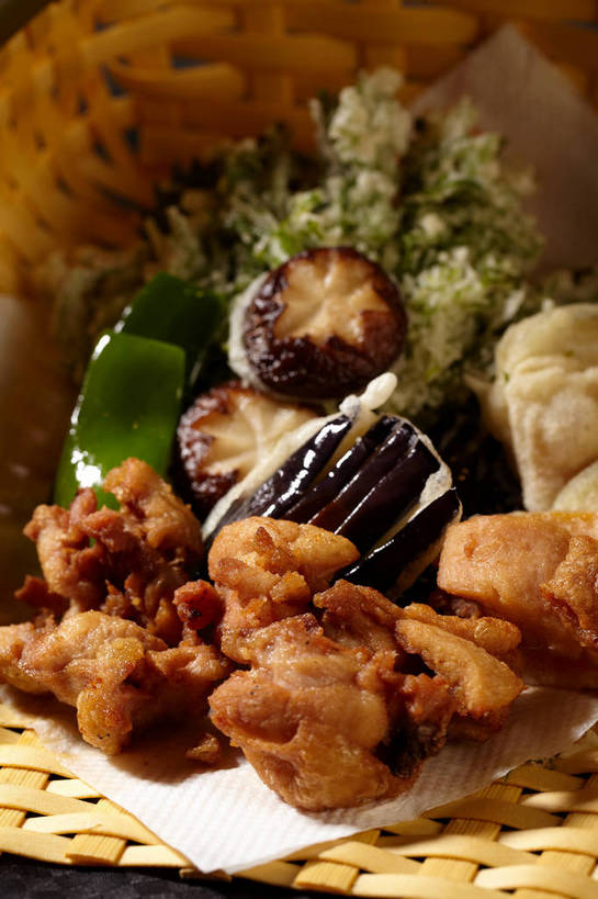 无人,竖图,俯视,室内,特写,白天,烹饪,辣椒,蔬菜,土豆,阴影,新鲜,反射,影子,菌菇,香菇,肉,天妇罗,日本料理,料理,食品,菌类,竹扁,菜肴,美食,肉类,食物,一个,餐巾,日式料理,日式,食用菌,佳肴,有机食品,绿色食品,竹编,单个,真菌,肉食,辣角,红海椒,大椒,辣虎,广椒,馍馍蛋,天麸罗,椎茸,蔬菜天妇罗,保洁方巾,口布,洋芋,山药蛋,马铃薯,辣子,红辣椒,海椒,番椒,彩图,高角度拍摄,平庄菇,香菌,香蕈,shjb1