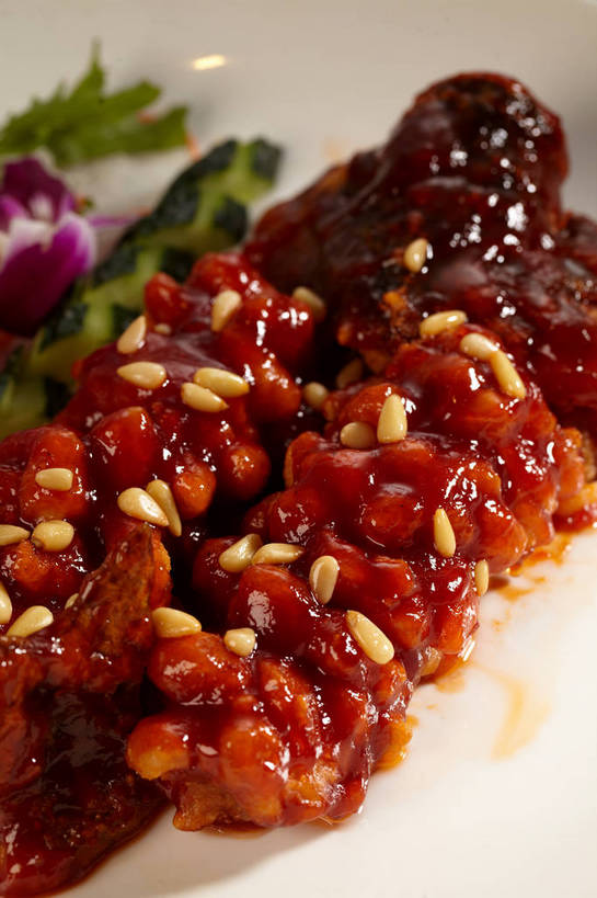 无人,竖图,俯视,室内,特写,白天,烹饪,中餐,黄瓜,蔬菜,餐具,叶子,一条,朦胧,模糊,新鲜,盛开,鱼,碟子,盘,调料,酱料,酱汁,肉,鱼肉,佐料,料理,食品,绿叶,石斛,调味品,调味料,花蕾,水产,酱,松子,松子仁,菜肴,美食,肉类,鱼类,花,花瓣,花朵,鲜花,食物,一朵,一个,黄色,红色,紫色,白色,盘子,碟,花苞,花蕊,中式,嫩叶,佳肴,有机食品,绿色食品,单个,中华料理,松仁,高雅,水生动物,水生物,肉食,桂鱼,石斛兰,松籽仁,金钗石斛,淡泊,花中君子,鳜鱼,鳌花鱼,兰花,叶,叶片,青瓜,胡瓜,彩图,高角度拍摄,江苏菜,淡水生物,河鲜,松鼠桂鱼,苏菜,shjb1