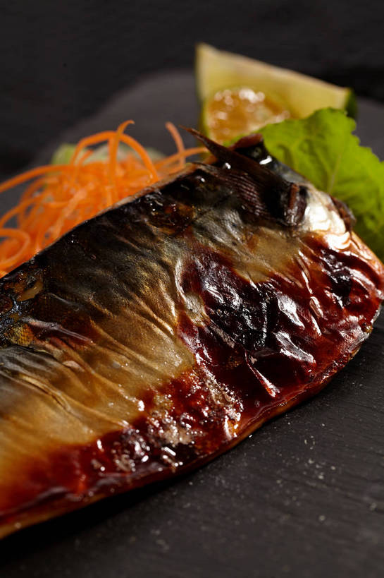 海鲜,无人,竖图,俯视,室内,特写,白天,烹饪,柠檬,萝卜,胡萝卜,蔬菜,餐具,水果,一条,切开,新鲜,鱼,碟子,盘,生食,日本料理,料理,食品,果实,鲭鱼,蔬果,水产,菜肴,美食,鱼类,海洋生物,食物,一个,红色,绿色,黑色,盘子,碟,日式料理,切,日式,佳肴,有机食品,绿色食品,单个,青柠,花池鱼,花鲱,花鳀,青花鱼,鲐鲅鱼,油胴鱼,莱姆,水生动物,海产品,黄萝卜,番萝卜,水生物,剖面,海底动物,切面,益母果,柠果,红萝卜,甘荀,彩图,高角度拍摄,丁香萝卜,胡芦菔金,金笋,莱檬,shjb1,盐烤青花鱼