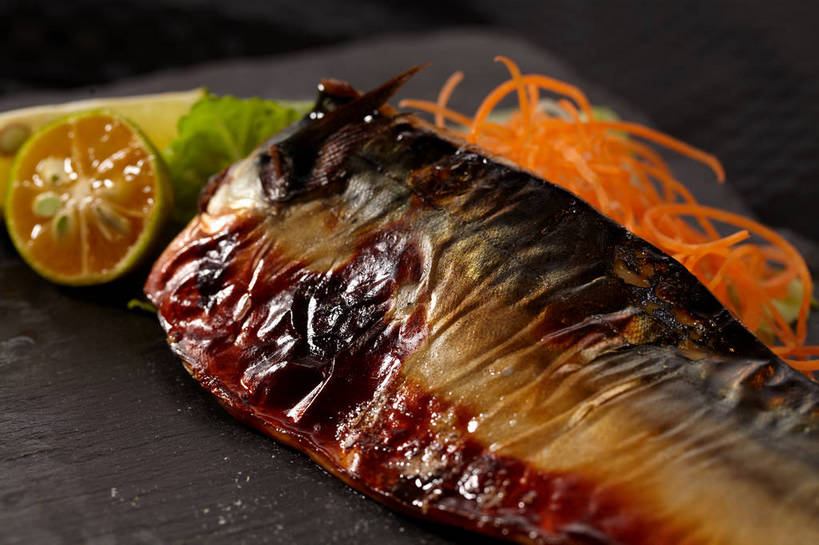 海鲜,无人,横图,俯视,室内,特写,白天,烹饪,柠檬,萝卜,胡萝卜,蔬菜,餐具,水果,一条,切开,新鲜,鱼,碟子,盘,生食,日本料理,料理,食品,果实,鲭鱼,蔬果,水产,菜肴,美食,鱼类,海洋生物,食物,一个,红色,绿色,黑色,盘子,碟,日式料理,切,日式,佳肴,有机食品,绿色食品,单个,青柠,花池鱼,花鲱,花鳀,青花鱼,鲐鲅鱼,油胴鱼,莱姆,水生动物,海产品,黄萝卜,番萝卜,水生物,剖面,海底动物,切面,益母果,柠果,红萝卜,甘荀,彩图,高角度拍摄,丁香萝卜,胡芦菔金,金笋,莱檬,shjb1,盐烤青花鱼