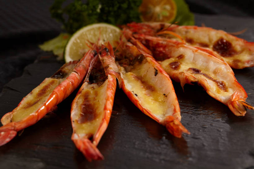 海鲜,奶酪,无人,横图,俯视,室内,特写,白天,烹饪,柠檬,餐具,水果,叶子,四只,一排,切开,新鲜,整齐,碟子,盘,青柠檬,生食,虾,干酪,起司,料理,食品,果实,绿叶,芝士,营养,水产,菜肴,美食,海洋生物,食物,排列,一个,黄色,红色,黑色,盘子,碟,切,嫩叶,乳酪,佳肴,绿色食品,单个,乳制品,队列,水生动物,海产品,水生物,发酵,剖面,海底动物,有机食物,切面,叶,叶片,益母果,柠果,彩图,高角度拍摄,shjb1,开背虾