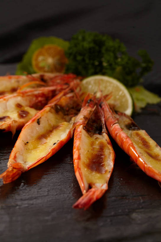 海鲜,奶酪,无人,竖图,俯视,室内,特写,白天,烹饪,柠檬,餐具,水果,叶子,四只,一排,切开,新鲜,整齐,碟子,盘,青柠檬,生食,虾,干酪,起司,料理,食品,果实,绿叶,芝士,营养,水产,菜肴,美食,海洋生物,食物,排列,一个,黄色,红色,黑色,盘子,碟,切,嫩叶,乳酪,佳肴,绿色食品,单个,乳制品,队列,水生动物,海产品,水生物,发酵,剖面,海底动物,有机食物,切面,叶,叶片,益母果,柠果,彩图,高角度拍摄,shjb1,开背虾