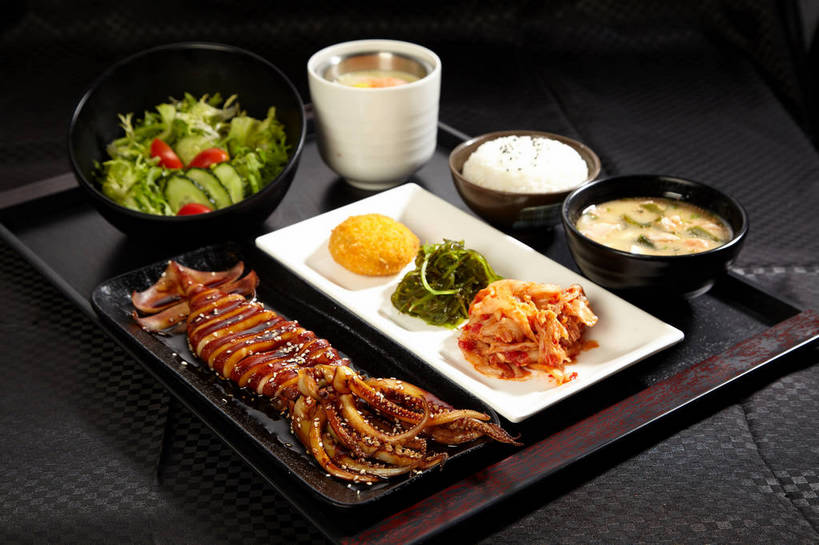 点心,海鲜,米饭,泡菜,无人,横图,俯视,室内,特写,白天,烹饪,西餐,餐桌,桌子,鱿鱼,黄瓜,蔬菜,西红柿,小番茄,餐具,许多,切开,新鲜,碟子,盘,陶瓷,生菜,莴苣,调料,海带,酱料,酱汁,蔬菜沙拉,汤,芝麻,佐料,沙拉,料理,食品,面点,陶瓷制品,饭,调味品,很多,调味料,酱菜,色拉,水产,酱,沙拉酱,沙律,菜肴,美食,烤鱿鱼,海洋生物,食物,腌制,排列,一个,黑色,盘子,容器,碟,碗,切,中式,西式,佳肴,有机食品,绿色食品,单个,餐台,色拉酱,储藏,黑芝麻,五谷,储存,水生动物,海产品,水生物,剖面,南瓜饼,海底动物,腌渍,切面,韩国泡菜,脂麻,胡麻,白麻,巨胜子,春菜,鹅仔菜,莴仔菜,千金菜,油麻,江白菜,叶用莴苣,摆列,羹汤,小西红柿,樱桃小番茄,珍珠小番茄,柔鱼,枪乌贼,樱桃番茄,圣女果,青瓜,胡瓜,番茄,彩图,高角度拍摄,布列,分列,贮存,shjb1