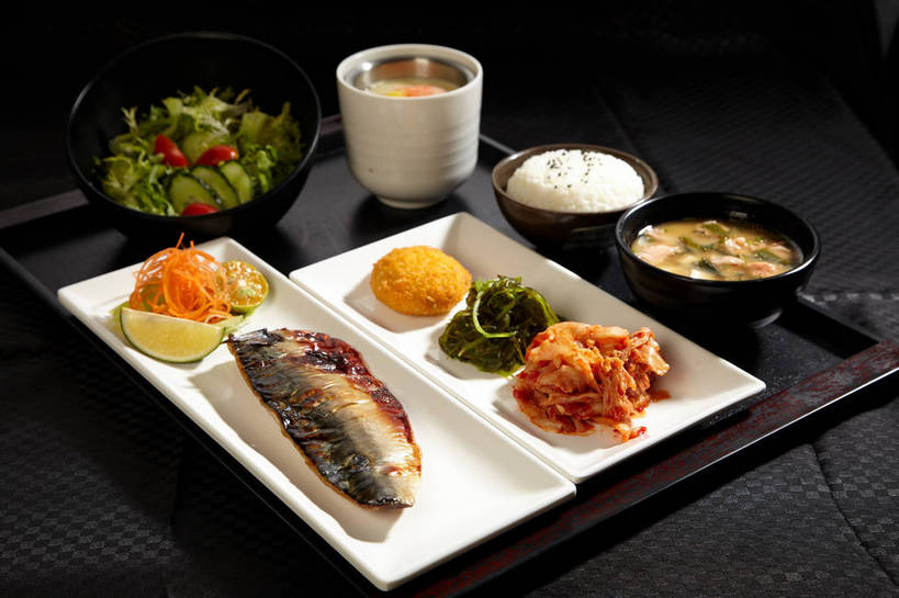 点心,海鲜,米饭,泡菜,无人,横图,俯视,室内,特写,白天,烹饪,西餐,餐桌,桌子,柠檬,萝卜,胡萝卜,黄瓜,蔬菜,西红柿,小番茄,餐具,水果,许多,切开,新鲜,鱼,碟子,盘,陶瓷,生菜,莴苣,调料,海带,酱料,酱汁,生食,蔬菜沙拉,汤,芝麻,佐料,日本料理,沙拉,料理,食品,面点,果实,陶瓷制品,饭,调味品,很多,鲭鱼,调味料,酱菜,色拉,水产,酱,沙拉酱,沙律,菜肴,美食,鱼类,海洋生物,食物,腌制,排列,一个,黑色,盘子,容器,碟,碗,日式料理,切,日式,中式,西式,佳肴,有机食品,绿色食品,单个,餐台,色拉酱,储藏,青柠,花池鱼,花鲱,花鳀,青花鱼,鲐鲅鱼,油胴鱼,黑芝麻,五谷,莱姆,储存,水生动物,海产品,黄萝卜,番萝卜,水生物,剖面,南瓜饼,海底动物,腌渍,切面,韩国泡菜,脂麻,胡麻,白麻,巨胜子,春菜,鹅仔菜,莴仔菜,千金菜,油麻,江白菜,叶用莴苣,摆列,羹汤,小西红柿,樱桃小番茄,珍珠小番茄,益母果,柠果,樱桃番茄,圣女果,青瓜,胡瓜,红萝卜,甘荀,番茄,彩图,高角度拍摄,丁香萝卜,胡芦菔金,金笋,布列,分列,贮存,莱檬,shjb1,盐烤青花鱼