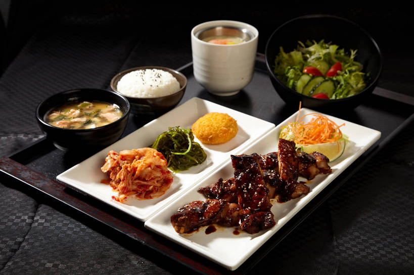 点心,米饭,泡菜,无人,横图,俯视,室内,特写,白天,烹饪,西餐,餐桌,桌子,黄瓜,蔬菜,西红柿,小番茄,餐具,许多,切开,新鲜,碟子,盘,陶瓷,生菜,莴苣,调料,海带,酱料,酱汁,肉,蔬菜沙拉,汤,芝麻,佐料,沙拉,料理,食品,面点,陶瓷制品,饭,调味品,很多,调味料,酱菜,色拉,酱,沙拉酱,沙律,菜肴,美食,肉类,食物,腌制,排列,一个,黑色,盘子,容器,碟,碗,切,中式,西式,佳肴,有机食品,绿色食品,单个,餐台,色拉酱,储藏,黑芝麻,五谷,储存,剖面,南瓜饼,肉食,腌渍,切面,韩国泡菜,脂麻,胡麻,白麻,巨胜子,春菜,鹅仔菜,莴仔菜,千金菜,油麻,江白菜,叶用莴苣,摆列,羹汤,小西红柿,樱桃小番茄,珍珠小番茄,樱桃番茄,圣女果,青瓜,胡瓜,番茄,彩图,高角度拍摄,布列,分列,贮存,shjb1