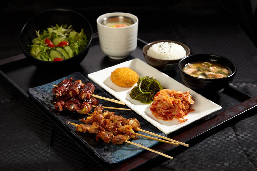 点心,米饭,泡菜,无人,科学家,横图,俯视,室内,特写,白天,烹饪,烧烤,西餐,餐桌,桌子,黄瓜,蔬菜,西红柿,小番茄,餐具,许多,切开,新鲜,碟子,盘,陶瓷,生菜,莴苣,调料,海带,酱料,酱汁,肉,蔬菜沙拉,汤,芝麻,佐料,沙拉,料理,食品,面点,陶瓷制品,饭,调味品,很多,调味料,酱菜,色拉,培根,猪肉,酱,沙拉酱,沙律,菜肴,美食,肉类,竹签,食物,腌制,排列,一个,黑色,盘子,容器,碟,碗,切,中式,西式,佳肴,有机食品,绿色食品,单个,餐台,色拉酱,储藏,黑芝麻,五谷,储存,剖面,南瓜饼,腌渍,切面,韩国泡菜,豚肉,取食签,脂麻,胡麻,白麻,巨胜子,春菜,鹅仔菜,莴仔菜,千金菜,油麻,江白菜,叶用莴苣,摆列,羹汤,小西红柿,樱桃小番茄,珍珠小番茄,樱桃番茄,圣女果,青瓜,胡瓜,番茄,彩图,高角度拍摄,烟肉,腌熏,布列,分列,贮存,培根卷,shjb1