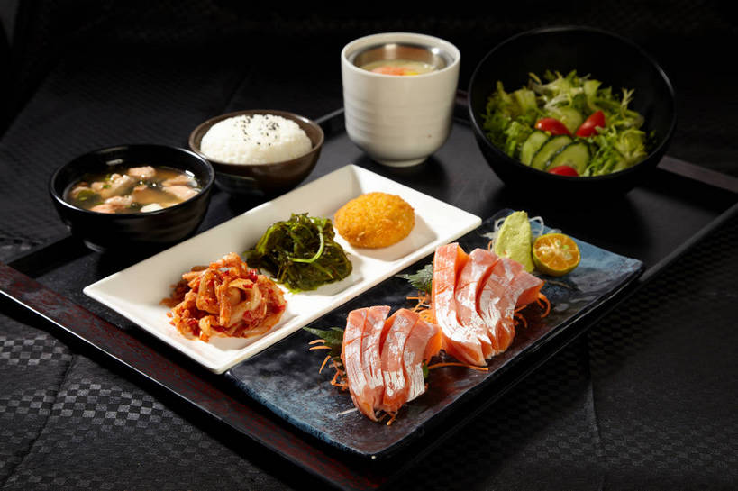 点心,米饭,泡菜,无人,横图,俯视,室内,特写,白天,烹饪,烧烤,西餐,餐桌,桌子,黄瓜,蔬菜,西红柿,小番茄,餐具,许多,切开,新鲜,碟子,盘,陶瓷,生菜,莴苣,调料,海带,酱料,酱汁,肉,蔬菜沙拉,汤,鱼肉,芝麻,佐料,沙拉,料理,食品,面点,陶瓷制品,饭,调味品,很多,调味料,酱菜,色拉,酱,沙拉酱,沙律,菜肴,美食,肉类,食物,腌制,排列,一个,黑色,盘子,容器,碟,碗,切,中式,西式,佳肴,有机食品,绿色食品,单个,餐台,色拉酱,储藏,黑芝麻,五谷,储存,剖面,南瓜饼,肉食,腌渍,切面,韩国泡菜,取食签,脂麻,胡麻,白麻,巨胜子,春菜,鹅仔菜,莴仔菜,千金菜,油麻,江白菜,叶用莴苣,摆列,羹汤,小西红柿,樱桃小番茄,珍珠小番茄,樱桃番茄,圣女果,青瓜,胡瓜,番茄,彩图,高角度拍摄,布列,贮存,shjb1