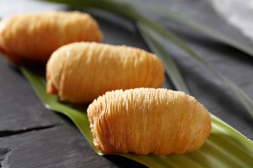 点心,无人,横图,俯视,室内,特写,白天,桌面,桌子,水果,叶子,一排,阴影,新鲜,整齐,反射,木制,影子,木桌,生食,料理,食品,果实,绿叶,美食,榴莲,食物,排列,三个,黄色,绿色,木制品,中式,嫩叶,有机食品,绿色食品,队列,酥皮,麝香猫果,水果之王,叶,叶片,彩图,高角度拍摄,果王,榴梿,木桌子,广式点心,广州点心,榴莲酥,shjb1