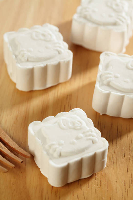 点心,无人,竖图,俯视,室内,特写,白天,桌面,桌子,朦胧,模糊,纹路,木制,纹理,勺子,木桌,食品,甜点,甜品,文化,食物,糕点,一个,白色,木制品,调羹,汤匙,甜食,四个,名牌,单个,品牌,产品,肌理,彩图,高角度拍摄,木桌子,Kitty猫,凯蒂猫,shjb1,hello-kitty猫