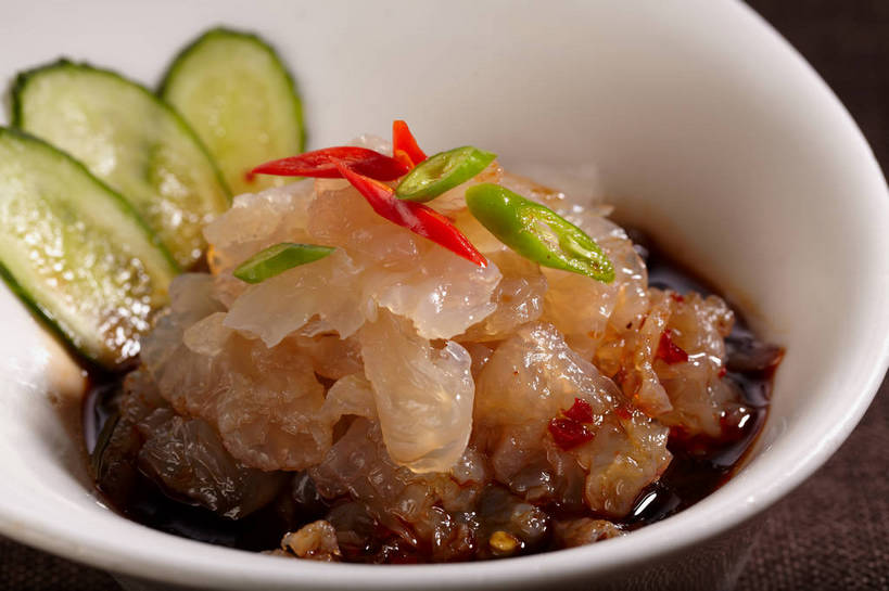 无人,横图,俯视,室内,特写,白天,烹饪,中餐,餐桌,桌子,黄瓜,辣椒,蔬菜,一堆,许多,切开,堆叠,堆积,新鲜,陶瓷,调料,料理,食品,陶瓷制品,调味品,很多,调味料,酱油,冷盘,菜肴,美食,食物,一个,红色,绿色,容器,碗,切,中式,冷菜,凉拌海蜇头,凉菜,佳肴,有机食品,绿色食品,单个,餐台,中华料理,储藏,堆,储存,剖面,海蜇头,切面,辣角,红海椒,大椒,辣虎,广椒,豉油,本帮菜,沪菜,上海菜,青瓜,辣子,胡瓜,红辣椒,海椒,番椒,彩图,高角度拍摄,贮存,shjb1