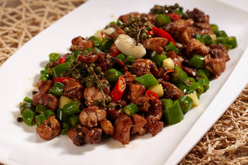 无人,横图,俯视,室内,特写,白天,烹饪,中餐,餐桌,桌子,辣椒,蔬菜,餐具,一堆,许多,堆叠,堆积,新鲜,碟子,盘,青椒,炒菜,调味,肉,香料,佐料,料理,食品,很多,菜肴,美食,肉类,食物,一个,红色,绿色,白色,盘子,碟,中式,佳肴,有机食品,绿色食品,单个,餐台,中华料理,堆,花椒,山椒,配料,肉食,辣角,红海椒,大椒,辣虎,广椒,作料,大花椒,狗椒,红花椒,青花椒,蜀椒,香椒,辣子,红辣椒,红椒,海椒,番椒,彩图,高角度拍摄,shjb1,白总管,藤椒,万花针,竹叶花椒,竹叶总管