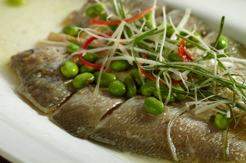 海鲜,无人,横图,俯视,室内,特写,白天,烹饪,中餐,植物,豆,大豆,辣椒,蔬菜,餐具,一堆,许多,堆叠,堆积,新鲜,鱼,碟子,盘,葱,豆类,豆芽,豆子,毛豆,青葱,料理,食品,很多,水产,菜肴,美食,鱼类,海洋生物,食物,一个,红色,绿色,白色,盘子,碟,中式,佳肴,有机食品,绿色食品,单个,中华料理,堆,六线鱼,水生动物,黄鱼,海产品,豆芽菜,水生物,海底动物,豆科,蒸菜,辣角,红海椒,大椒,辣虎,广椒,芽苗菜,枝豆,海黄鱼,黄花鱼,辣子,黄豆,红辣椒,海椒,番椒,彩图,高角度拍摄,清蒸鱼,shjb1,清蒸黄花鱼,清蒸黄鱼