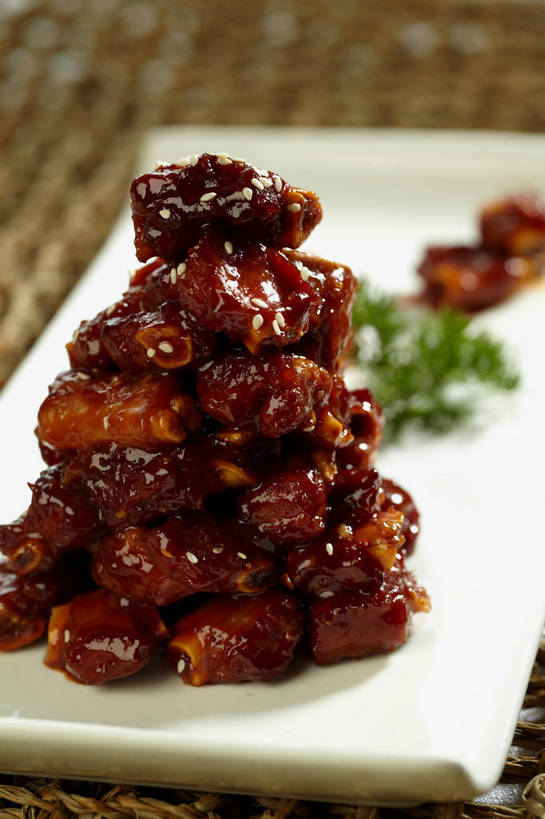 骨骼,无人,竖图,俯视,室内,特写,白天,烹饪,中餐,餐桌,桌子,餐具,叶子,一堆,许多,堆叠,堆积,朦胧,模糊,碟子,盘,调料,酱料,酱汁,排骨,肉,芝麻,佐料,料理,食品,绿叶,骨头,调味品,很多,调味料,猪肉,酱,菜肴,美食,肉类,食物,一个,白色,盘子,碟,中式,嫩叶,白芝麻,佳肴,单个,餐台,中华料理,堆,骨架,小排,肉食,糖醋排骨,豚肉,脂麻,胡麻,白麻,巨胜子,油麻,叶,叶片,彩图,高角度拍摄,酸甜,糖醋菜,shjb1