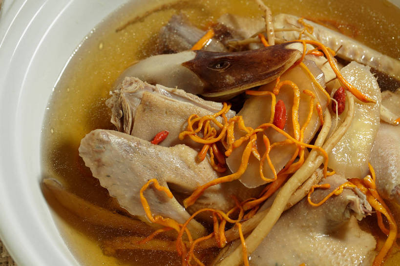 无人,横图,俯视,室内,特写,白天,烹饪,中餐,植物,餐桌,桌子,人参,姜,蔬菜,切开,新鲜,陶瓷,肉,汤,料理,食品,果实,草药,药草,陶瓷制品,鸭肉,菜肴,美食,肉类,中药,食物,一个,白色,容器,碗,切,橙色,中式,佳肴,有机食品,绿色食品,单个,餐台,中华料理,储藏,枸杞子,枸杞,储存,止咳,药材,中草药,剖面,肉食,切面,中药材,本草,止痛,解毒,百尺杵,海腴,皱面还丹,人衔,苟起子,枸杞豆,枸杞果,血杞子,发汗,温肺,温胃,行气,止呕,百辣云,虫草,参,生姜,老姜,彩图,高角度拍摄,贮存,散寒,虫草菌,虫草花,shjb1,虫草花煲鸭汤,虫草花炖鸭汤,鸭汤