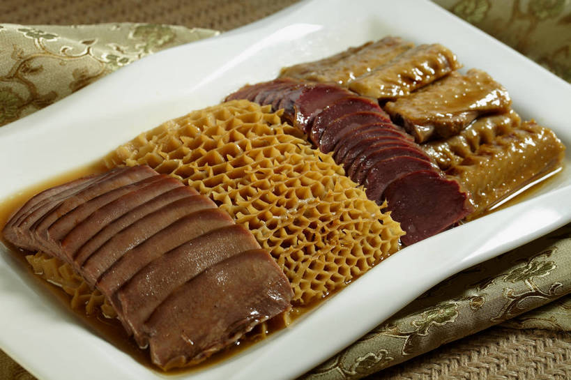 拼盘,内脏,无人,横图,俯视,室内,特写,白天,烹饪,中餐,餐桌,桌子,餐具,一排,许多,切开,整齐,碟子,盘,肉,牛肉,料理,食品,很多,冷盘,菜肴,美食,肉类,食物,排列,一个,白色,盘子,碟,切,中式,冷菜,凉菜,佳肴,单个,餐台,中华料理,队列,毛肚,卤水拼盘,卤味,剖面,肉食,百叶,牛百叶,切面,舌头,彩图,高角度拍摄,牛肚,牛脷,牛舌,卤菜,肚尖,牛胃,鸭胗,鸭肫,鸭肫肝,shjb1