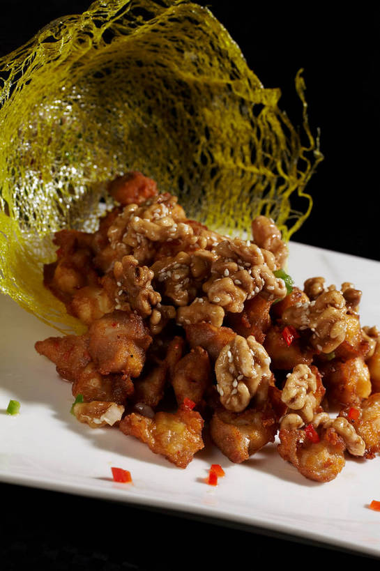 无人,竖图,俯视,室内,特写,白天,烹饪,中餐,餐桌,桌子,辣椒,蔬菜,餐具,一堆,许多,堆叠,堆积,新鲜,环绕,缠绕,碟子,鸟巢,鸟窝,盘,肉,油炸,芝麻,料理,食品,枝条,很多,猪肉,菜肴,美食,肉类,树枝,食物,一个,红色,绿色,白色,盘子,碟,中式,白芝麻,佳肴,有机食品,绿色食品,单个,餐台,中华料理,堆,纠缠,肉食,辣角,红海椒,大椒,辣虎,广椒,豚肉,脂麻,胡麻,白麻,巨胜子,油麻,虬枝,枝杈,辣子,红辣椒,海椒,番椒,彩图,高角度拍摄,鲁菜,山东菜,shjb1,香酥肉