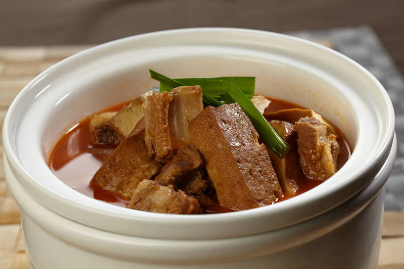 豆腐,骨骼,无人,横图,俯视,室内,特写,白天,烹饪,中餐,餐桌,桌子,蔬菜,蒜,阴影,新鲜,反射,影子,陶瓷,排骨,肉,料理,食品,陶瓷制品,骨头,蒜头,豆腐干,猪肉,菜肴,美食,肉类,食物,一个,绿色,白色,容器,碗,中式,佳肴,有机食品,绿色食品,单个,餐台,中华料理,储藏,豆干,骨架,豆制品,储存,小排,肉食,豚肉,胡蒜,大蒜,彩图,高角度拍摄,干子,素火腿,贮存,shjb1