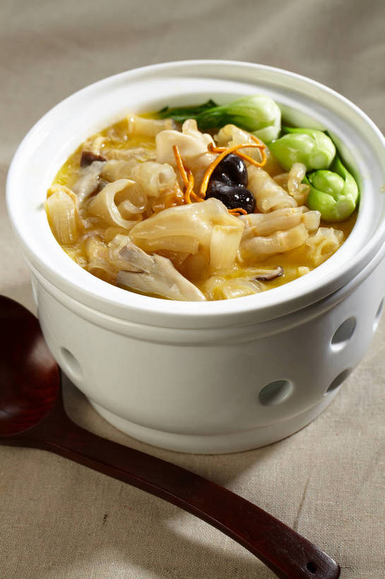 无人,竖图,俯视,室内,特写,白天,烹饪,中餐,植物,餐桌,桌子,蔬菜,一堆,许多,堆叠,堆积,新鲜,木制,勺子,陶瓷,菌菇,青菜,料理,食品,草药,药草,陶瓷制品,很多,菌类,木耳,菜肴,美食,中药,食物,两个,木制品,容器,调羹,汤匙,碗,中式,食用菌,佳肴,有机食品,绿色食品,餐台,中华料理,储藏,堆,黑木耳,真菌,储存,小白菜,药材,中草药,中药材,本草,不结球白菜,光木耳,虫草,彩图,高角度拍摄,贮存,虫草菌,虫草花,shjb1