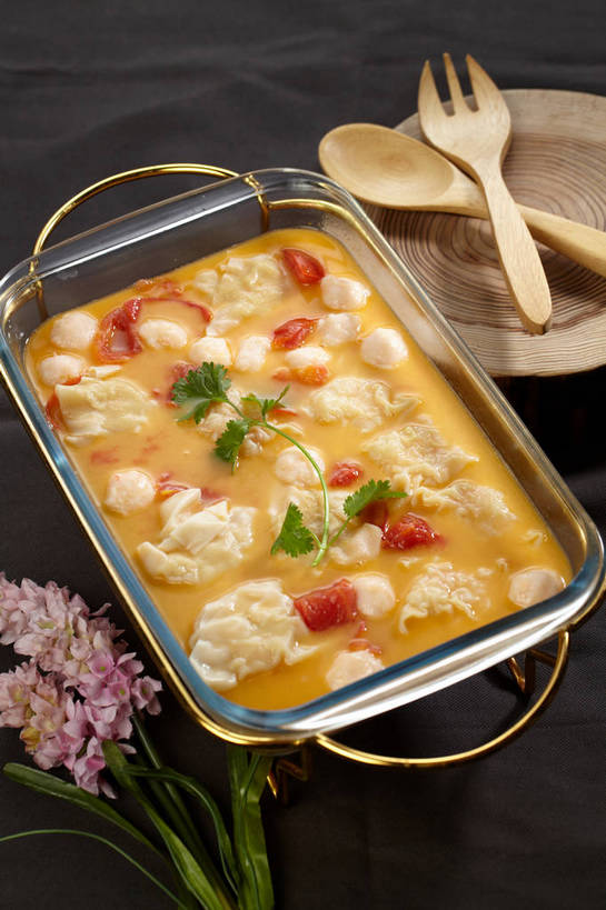 咖哩,无人,竖图,俯视,室内,特写,白天,烹饪,餐桌,桌子,蔬菜,西红柿,小番茄,餐具,叶子,新鲜,盛开,木制,叉子,刀叉,刀子,碟子,盘,圆环,圆圈,香菜,调料,肉,汤,鱼肉,料理,食品,绿叶,树桩,年轮,调味品,调味料,花蕾,咖喱,菜肴,美食,肉类,花,花瓣,花朵,鲜花,树,树干,食物,三个,粉色,盘子,木制品,碟,花苞,花蕊,嫩叶,木桩,佳肴,有机食品,绿色食品,餐台,年龄,环状,餐刀,肉食,餐叉,胡菜,香荽,原荽,园荽,芫荽,胡荽,莞荽,芫茜,芫蓿,莚葛草,莚荽菜,周期,印度菜,印度料理,年数,小西红柿,樱桃小番茄,珍珠小番茄,叶,叶片,进餐用具,樱桃番茄,圣女果,番茄,彩图,高角度拍摄,咖喱汤,shjb1