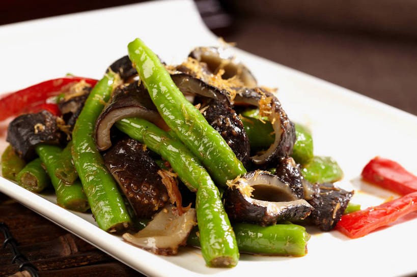 海鲜,无人,横图,俯视,室内,特写,白天,烹饪,中餐,餐桌,桌子,辣椒,蔬菜,餐具,新鲜,碟子,盘,料理,食品,水产,菜肴,美食,海洋生物,食物,一个,红色,绿色,盘子,碟,中式,佳肴,有机食品,绿色食品,单个,餐台,中华料理,海参,水生动物,海产品,水生物,棘皮动物,海底动物,辣角,红海椒,大椒,辣虎,广椒,湖南菜,湘菜,辣子,红辣椒,海椒,番椒,彩图,高角度拍摄,shjb1,辣椒炒海参