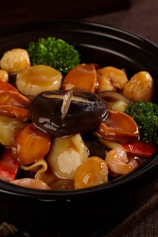 无人,竖图,俯视,室内,特写,白天,烹饪,中餐,餐桌,桌子,萝卜,胡萝卜,辣椒,蔬菜,一堆,许多,堆叠,堆积,新鲜,陶瓷,西兰花,调料,干贝,酱料,酱汁,肉,虾仁,佐料,料理,食品,陶瓷制品,调味品,很多,调味料,酱,菜肴,美食,肉类,食物,一个,容器,碗,中式,佳肴,有机食品,绿色食品,单个,餐台,中华料理,储藏,堆,虾肉,储存,黄萝卜,番萝卜,肉食,辣角,红海椒,大椒,辣虎,广椒,干瑶柱,江珧柱,江瑶柱,马甲柱,蜜丁,瑶柱,玉珧柱,甘蓝花,辣子,红萝卜,红辣椒,海椒,甘荀,番椒,彩图,高角度拍摄,丁香萝卜,胡芦菔金,金笋,绿菜花,绿花菜,青花菜,蔬菜皇冠,贮存,shjb1