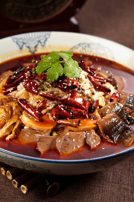 内脏,无人,竖图,俯视,室内,特写,白天,烹饪,中餐,餐桌,桌子,辣椒,蔬菜,叶子,一堆,许多,堆叠,堆积,新鲜,血,陶瓷,香菜,肉,芝麻,料理,食品,绿叶,陶瓷制品,很多,菜肴,美食,肉类,食物,一个,白色,容器,碗,中式,嫩叶,血液,白芝麻,佳肴,有机食品,绿色食品,单个,餐台,中华料理,储藏,堆,储存,川菜,毛血旺,肉食,辣角,红海椒,大椒,辣虎,广椒,胡菜,香荽,原荽,园荽,芫荽,脂麻,胡麻,白麻,巨胜子,油麻,胡荽,莞荽,芫茜,芫蓿,莚葛草,莚荽菜,鸭血,四川菜,叶,叶片,辣子,红辣椒,海椒,番椒,彩图,高角度拍摄,贮存,鸭胗,鸭肫,鸭肫肝,shjb1