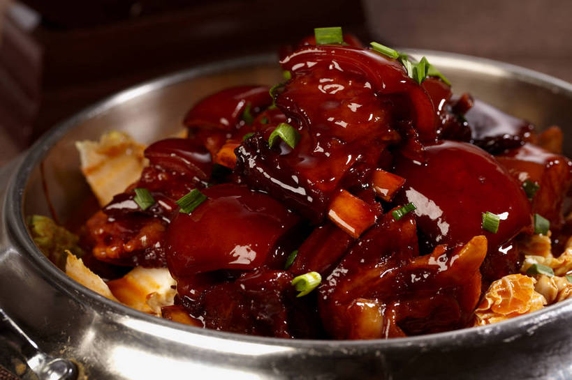 无人,横图,俯视,室内,特写,白天,烹饪,中餐,餐桌,桌子,辣椒,蔬菜,一堆,许多,堆叠,堆积,新鲜,陶瓷,葱,大白菜,青葱,红烧,料理,食品,陶瓷制品,很多,白菜,猪手,猪蹄,猪爪,菜肴,美食,食物,一个,绿色,白色,容器,碗,中式,佳肴,有机食品,绿色食品,单个,餐台,中华料理,储藏,堆,储存,辣角,红海椒,大椒,辣虎,广椒,结球白菜,胶菜,猪脚,红烧菜,辣子,红辣椒,海椒,番椒,彩图,高角度拍摄,红烧猪蹄,黄芽白,贮存,shjb1