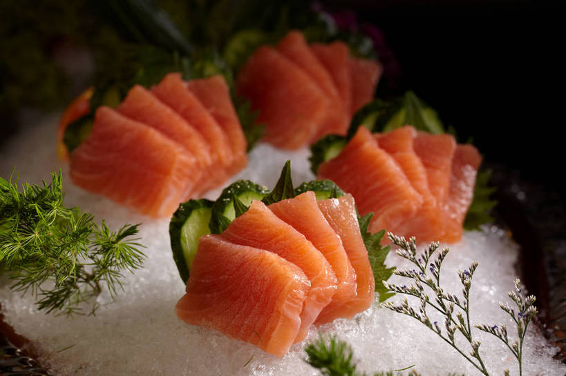 海鲜,拼盘,三文鱼,无人,横图,俯视,室内,特写,白天,烹饪,鲑鱼,黄瓜,蔬菜,叶子,一排,许多,切开,朦胧,模糊,新鲜,整齐,鱼,冰,肉,鱼肉,日本料理,冰块,料理,食品,绿叶,很多,冷冻,水产,冷盘,菜肴,美食,肉类,鱼类,海洋生物,食物,排列,绿色,日式料理,切,日式,嫩叶,寒冷,冷菜,凉菜,佳肴,有机食品,绿色食品,冷藏,冰冷,队列,水生动物,海产品,水生物,剖面,肉食,海底动物,切面,鲑,保鲜,叶,叶片,青瓜,胡瓜,彩图,高角度拍摄,shjb1,刺身拼盘