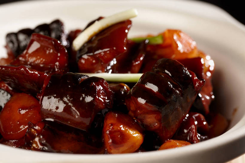 海鲜,鳗鱼,无人,横图,俯视,室内,特写,白天,烹饪,中餐,餐桌,桌子,鳗鲡,蔬菜,西红柿,小番茄,切开,新鲜,鱼,陶瓷,葱,青葱,调料,红烧,酱料,酱汁,肉,鱼肉,佐料,料理,食品,陶瓷制品,调味品,调味料,水产,酱,菜肴,美食,肉类,鱼类,海洋生物,食物,一个,白色,容器,碗,切,中式,佳肴,有机食品,绿色食品,单个,餐台,中华料理,储藏,储存,水生动物,红烧鱼,海产品,水生物,剖面,肉食,海底动物,切面,红烧菜,小西红柿,樱桃小番茄,珍珠小番茄,樱桃番茄,圣女果,番茄,彩图,高角度拍摄,贮存,shjb1,红烧鳗,红烧鳗鱼