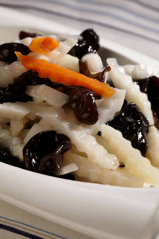 无人,竖图,俯视,室内,特写,白天,烹饪,中餐,餐桌,桌子,萝卜,胡萝卜,蔬菜,土豆,餐具,一堆,许多,堆叠,堆积,新鲜,碟子,盘,菌菇,料理,食品,很多,菌类,冷盘,木耳,菜肴,美食,食物,一个,白色,黑色,盘子,碟,橙色,中式,食用菌,冷菜,凉菜,佳肴,有机食品,绿色食品,单个,餐台,中华料理,堆,黑木耳,真菌,黄萝卜,番萝卜,馍馍蛋,光木耳,洋芋,山药蛋,马铃薯,红萝卜,甘荀,彩图,高角度拍摄,丁香萝卜,胡芦菔金,金笋,shjb1,凉拌土豆