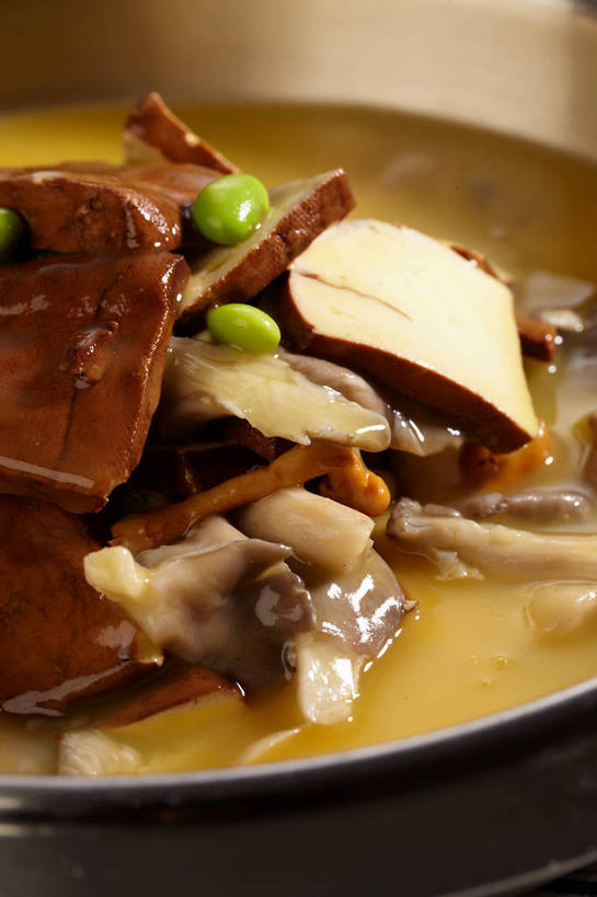 豆腐,无人,竖图,俯视,室内,特写,白天,烹饪,中餐,植物,豆,大豆,蔬菜,切开,新鲜,陶瓷,豆类,豆子,菌菇,毛豆,肉,汤,料理,食品,陶瓷制品,菌类,豆腐干,平菇,菜肴,美食,肉类,食物,一个,容器,碗,切,中式,食用菌,佳肴,有机食品,绿色食品,单个,中华料理,储藏,豆干,真菌,豆制品,储存,剖面,肉食,切面,豆科,枝豆,糙皮侧耳,侧耳,黑牡丹菇,黄豆,彩图,高角度拍摄,干子,素火腿,贮存,shjb1