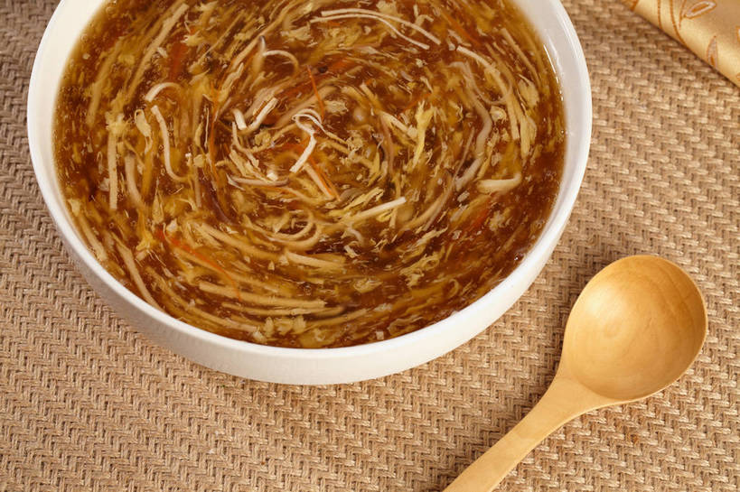 无人,横图,俯视,室内,特写,白天,烹饪,中餐,餐桌,桌子,萝卜,胡萝卜,蔬菜,新鲜,木制,勺子,陶瓷,腌菜,浓汤,汤,料理,食品,陶瓷制品,羹,菜肴,美食,食物,腌制,两个,木制品,容器,调羹,汤匙,碗,中式,佳肴,有机食品,绿色食品,餐台,中华料理,储藏,储存,榨菜,黄萝卜,番萝卜,腌渍,红萝卜,甘荀,彩图,高角度拍摄,清脆,爽口,丁香萝卜,胡芦菔金,金笋,贮存,shjb1,胡辣汤,糊辣汤,辣糊汤