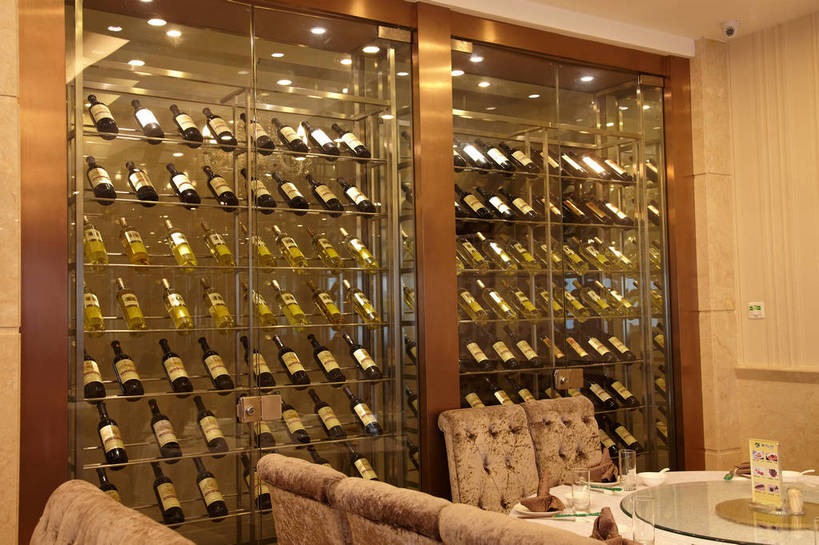 红酒,葡萄酒,无人,餐厅,横图,室内,白天,正面,时尚,餐桌,筷子,装修,桌子,建筑,杯子,餐具,椅子,照明,一排,许多,吊挂,悬挂,整齐,装饰,布料,碟子,盘,木椅,灯光,水晶,白葡萄酒,酒类,很多,古典,挂,布纹,红酒瓶,置物架,文化,建设,装潢,传统,吊灯,水晶灯,架子,玻璃制品,灯,酒,酒瓶,桌布,饮料,排列,盘子,玻璃瓶,餐巾,瓶子,水杯,灯具,碟,室内装潢,台布,中式,红葡萄酒,圆桌,餐台,礼节,华丽,样板房,明亮,照亮,舒适,家居装潢,葡萄酒瓶,照明设备,队列,高贵,礼仪,水晶吊灯,陈列架,房屋设计,室内设计,宽敞,样板房装潢,水晶制品,富丽,华美,搁架,保洁方巾,口布,设计,玻璃杯,进餐用具,餐桌布,彩图,餐馆,饭店,饭馆,旋转餐桌,宴会桌,水晶石,shjb1,红酒架