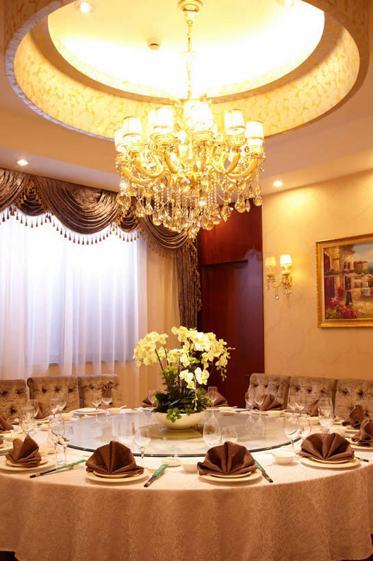 无人,餐厅,竖图,室内,白天,正面,时尚,绘画,植物,餐桌,窗户,窗帘,筷子,装修,桌子,建筑,餐具,椅子,照明,一副,许多,艺术,装饰,环绕,盛开,围绕,壁灯,布料,碟子,盘,盆栽,木椅,墙,灯光,盆景,水晶,很多,古典,花蕾,布纹,环抱,文化,建设,装潢,传统,吊灯,水晶灯,玻璃窗,墙壁,墙面,灯,桌布,花,花瓣,花朵,鲜花,排列,绿色,自然,帘子,盘子,餐巾,工艺品,灯具,碟,室内装潢,台布,花苞,花蕊,品味,中式,遮阳,圆桌,生长,成长,餐台,礼节,华丽,修饰,样板房,明亮,照亮,美术,点缀,高雅,舒适,家居装潢,照明设备,高贵,挂画,礼仪,水晶吊灯,房屋设计,室内设计,宽敞,样板房装潢,美学,衬托,美观,雅致,雅观,水晶制品,富丽,摆列,萦绕,华美,保洁方巾,口布,设计,进餐用具,装饰画,餐桌布,彩图,餐馆,饭店,饭馆,旋转餐桌,宴会桌,水晶石,布列,分列,shjb1