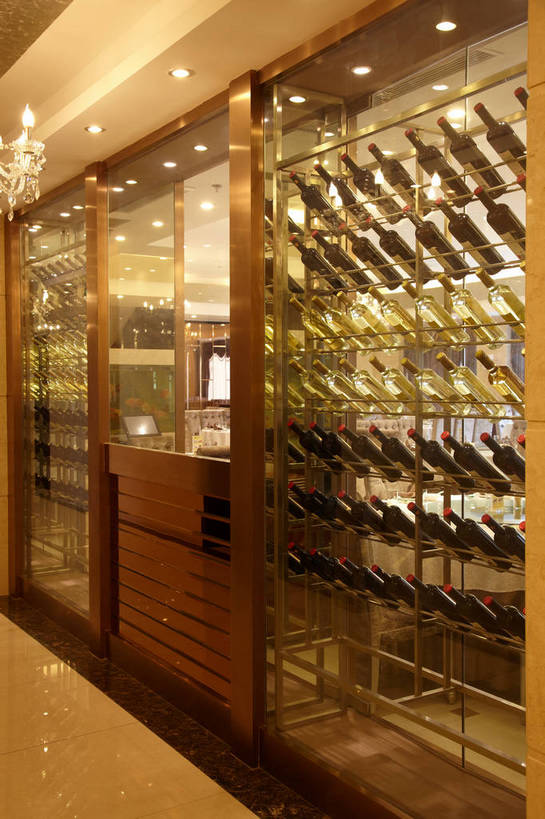 红酒,葡萄酒,无人,餐厅,竖图,室内,白天,正面,时尚,装修,建筑,照明,一排,许多,吊挂,悬挂,整齐,装饰,瓷砖,地砖,灯光,水晶,地面,白葡萄酒,酒类,很多,古典,挂,红酒瓶,置物架,建设,装潢,吊灯,水晶灯,架子,玻璃制品,灯,酒,酒瓶,饮料,排列,玻璃瓶,瓶子,灯具,室内装潢,中式,红葡萄酒,华丽,样板房,明亮,照亮,舒适,家居装潢,葡萄酒瓶,照明设备,队列,高贵,水晶吊灯,陈列架,房屋设计,室内设计,宽敞,样板房装潢,水晶制品,富丽,华美,搁架,设计,彩图,餐馆,饭店,饭馆,水晶石,shjb1,红酒架