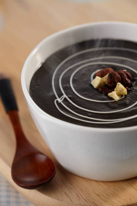 无人,竖图,俯视,室内,特写,白天,雾,餐桌,桌子,一堆,许多,堆叠,堆积,沸腾,木制,蒸汽,勺子,陶瓷,核桃,坚果,红豆沙,果实,陶瓷制品,水蒸气,很多,两个,木制品,容器,调羹,汤匙,碗,干果,餐台,储藏,堆,储存,豆沙,胡桃,蒸发,羌桃,彩图,高角度拍摄,贮存,豆蓉,红豆泥,shjb1