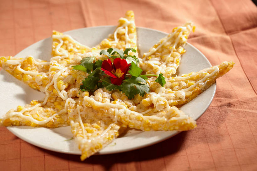 无人,横图,俯视,室内,特写,白天,烹饪,中餐,玉米,餐桌,桌子,蔬菜,餐具,叶子,切开,新鲜,棒子,碟子,盘,香菜,玉蜀黍,调料,酱料,酱汁,佐料,料理,食品,绿叶,调味品,调味料,酱,菜肴,美食,食物,排列,一个,黄色,白色,盘子,碟,切,中式,嫩叶,佳肴,有机食品,绿色食品,单个,餐台,中华料理,玉米烙,苞米,苞芦,剖面,切面,胡菜,香荽,原荽,园荽,芫荽,苞谷,包谷,大蜀黍,番麦,薏米包,玉高粱,玉麦,珍珠米,胡荽,莞荽,芫茜,芫蓿,莚葛草,莚荽菜,摆列,叶,叶片,彩图,高角度拍摄,布列,分列,shjb1