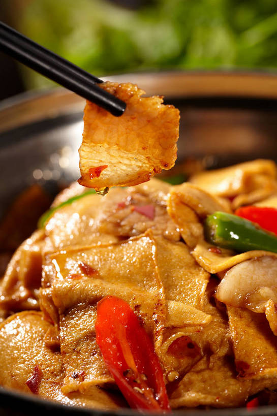 无人,竖图,俯视,室内,特写,白天,烹饪,中餐,筷子,辣椒,蔬菜,餐具,一双,朦胧,模糊,新鲜,陶瓷,青椒,炒菜,肉,料理,食品,陶瓷制品,文化,传统,猪肉,小炒肉,菜肴,美食,肉类,食物,一个,红色,绿色,容器,碗,中式,佳肴,有机食品,绿色食品,单个,中华料理,储藏,礼节,储存,五花肉,川菜,礼仪,肉食,辣角,红海椒,大椒,辣虎,广椒,豚肉,菜椒,四川菜,肋条肉,三层肉,进餐用具,甜椒,柿子椒,辣子,红辣椒,海椒,番椒,灯笼椒,彩图,高角度拍摄,贮存,shjb1