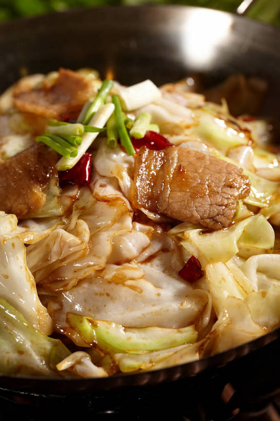 无人,竖图,俯视,室内,特写,白天,烹饪,中餐,辣椒,蔬菜,椰菜,卷心菜,厨具,金属制品,一堆,许多,堆叠,堆积,新鲜,金属,锅子,葱,青葱,肉,料理,食品,很多,锅,干锅,菜肴,美食,肉类,食物,一个,中式,甘蓝,佳肴,有机食品,绿色食品,单个,锅具,中华料理,堆,川菜,肉食,烹饪用具,辣角,红海椒,大椒,辣虎,广椒,四川菜,甘蓝菜,烹调用具,辣子,结球甘蓝,红辣椒,海椒,甘兰,番椒,包心菜,烹调,彩图,高角度拍摄,圆白菜,干锅菜,shjb1,干锅包菜,干锅手撕包菜