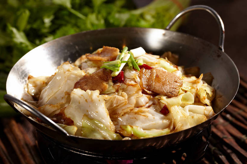 无人,横图,俯视,室内,特写,白天,烹饪,中餐,餐桌,桌子,辣椒,蔬菜,椰菜,卷心菜,厨具,金属制品,一堆,许多,堆叠,堆积,新鲜,金属,锅子,葱,青葱,肉,料理,食品,很多,锅,干锅,菜肴,美食,肉类,食物,一个,中式,甘蓝,佳肴,有机食品,绿色食品,单个,餐台,锅具,中华料理,堆,川菜,肉食,烹饪用具,辣角,红海椒,大椒,辣虎,广椒,四川菜,甘蓝菜,烹调用具,辣子,结球甘蓝,红辣椒,海椒,甘兰,番椒,包心菜,烹调,彩图,高角度拍摄,圆白菜,干锅菜,shjb1,干锅包菜,干锅手撕包菜