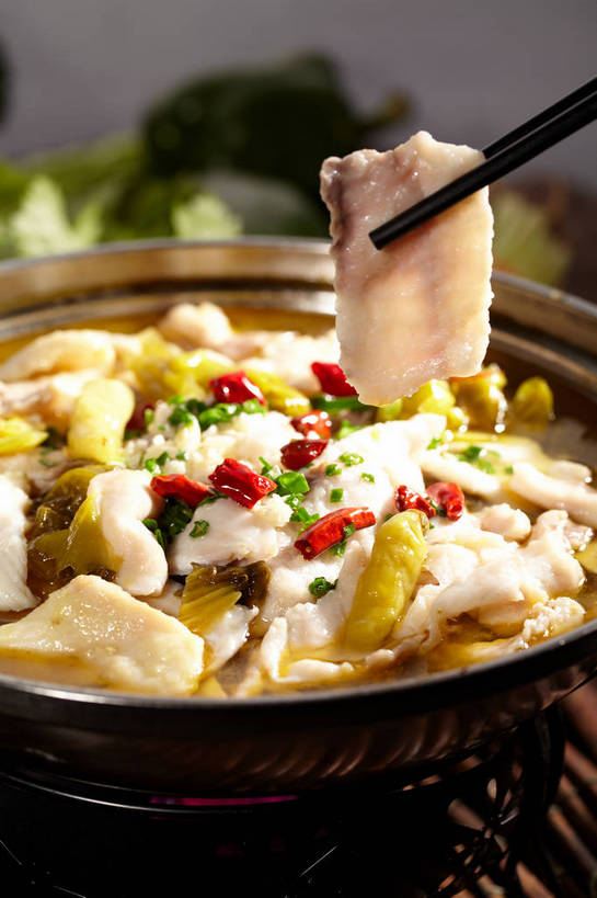 无人,竖图,俯视,室内,特写,白天,烹饪,中餐,餐桌,筷子,桌子,辣椒,蔬菜,餐具,厨具,金属制品,一双,朦胧,模糊,新鲜,金属,锅子,大白菜,肉,鱼肉,鱼片,料理,食品,文化,传统,锅,白菜,酸菜,菜肴,美食,肉类,食物,一个,红色,绿色,中式,佳肴,有机食品,绿色食品,单个,餐台,锅具,中华料理,酸菜鱼,礼节,川菜,礼仪,肉食,烹饪用具,辣角,红海椒,大椒,辣虎,广椒,结球白菜,胶菜,四川菜,进餐用具,烹调用具,辣子,红辣椒,海椒,番椒,烹调,彩图,高角度拍摄,黄芽白,shjb1