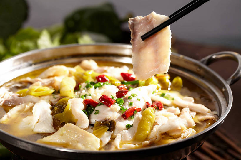 无人,横图,俯视,室内,特写,白天,烹饪,中餐,餐桌,筷子,桌子,辣椒,蔬菜,餐具,厨具,金属制品,一双,朦胧,模糊,新鲜,金属,锅子,大白菜,肉,鱼肉,鱼片,料理,食品,文化,传统,锅,白菜,酸菜,菜肴,美食,肉类,食物,一个,红色,绿色,中式,佳肴,有机食品,绿色食品,单个,餐台,锅具,中华料理,酸菜鱼,礼节,川菜,礼仪,肉食,烹饪用具,辣角,红海椒,大椒,辣虎,广椒,结球白菜,胶菜,四川菜,进餐用具,烹调用具,辣子,红辣椒,海椒,番椒,烹调,彩图,高角度拍摄,黄芽白,shjb1