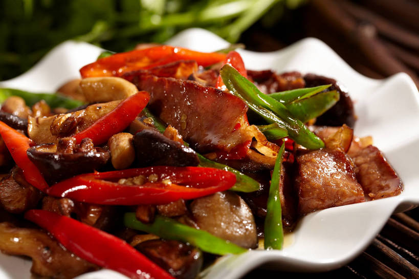 无人,横图,俯视,室内,特写,白天,烹饪,中餐,餐桌,桌子,辣椒,蔬菜,餐具,叶子,一堆,许多,切开,堆叠,堆积,朦胧,模糊,新鲜,碟子,盘,菌菇,青椒,香菇,炒菜,肉,料理,食品,绿叶,很多,菌类,猪肉,小炒肉,菜肴,美食,肉类,食物,一个,红色,绿色,盘子,碟,切,中式,嫩叶,食用菌,佳肴,有机食品,绿色食品,单个,餐台,中华料理,堆,真菌,五花肉,川菜,剖面,肉食,切面,辣角,红海椒,大椒,辣虎,广椒,豚肉,菜椒,椎茸,四川菜,肋条肉,三层肉,叶,叶片,甜椒,柿子椒,辣子,红辣椒,海椒,番椒,灯笼椒,彩图,高角度拍摄,平庄菇,香菌,香蕈,shjb1