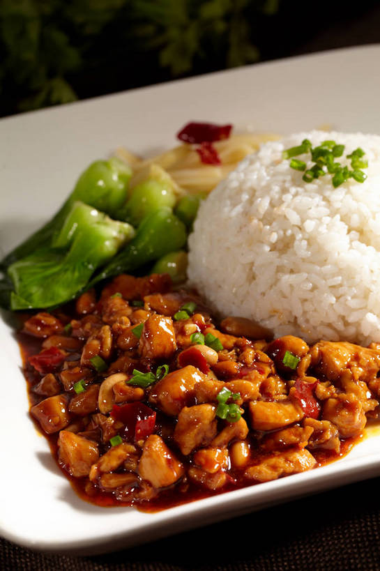 米饭,无人,竖图,俯视,室内,特写,白天,烹饪,中餐,餐桌,桌子,辣椒,蔬菜,餐具,叶子,新鲜,碟子,盘,葱,青菜,青葱,调料,鸡肉,酱料,酱汁,肉,佐料,料理,食品,绿叶,饭,调味品,调味料,酱,菜肴,美食,肉类,食物,一个,绿色,盘子,碟,中式,嫩叶,宫保鸡丁,佳肴,有机食品,绿色食品,单个,餐台,中华料理,五谷,川菜,小白菜,肉食,盖浇饭,辣角,红海椒,大椒,辣虎,广椒,不结球白菜,四川菜,叶,叶片,辣子,红辣椒,海椒,番椒,彩图,高角度拍摄,宫爆鸡丁,shjb1