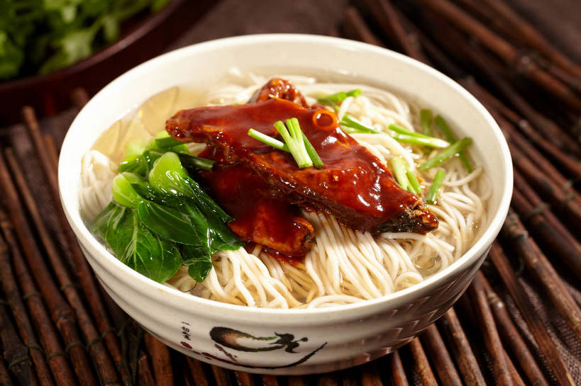 面食,面条,无人,横图,俯视,室内,特写,白天,烹饪,中餐,餐桌,桌子,辣椒,蔬菜,叶子,朦胧,模糊,新鲜,陶瓷,葱,青菜,青葱,面,肉,鱼肉,料理,食品,绿叶,陶瓷制品,菜肴,美食,肉类,食物,一个,红色,绿色,容器,碗,中式,嫩叶,鱼排,佳肴,有机食品,绿色食品,单个,餐台,中华料理,储藏,储存,汤面,小白菜,肉食,辣角,红海椒,大椒,辣虎,广椒,不结球白菜,叶,叶片,辣子,红辣椒,海椒,番椒,彩图,高角度拍摄,贮存,shjb1