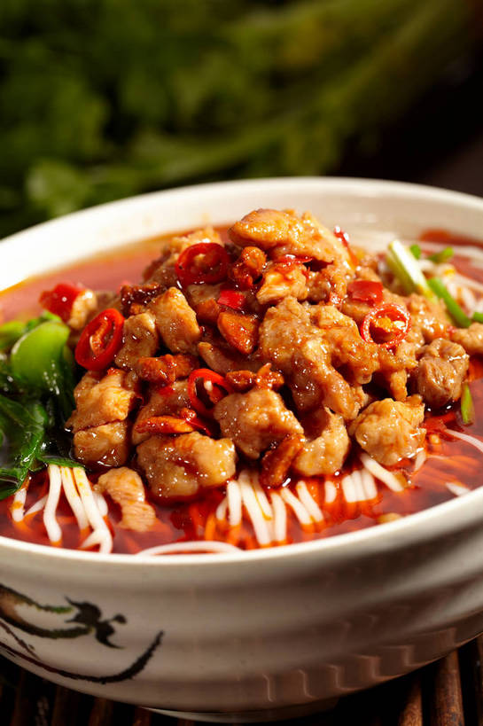 面食,面条,无人,竖图,俯视,室内,特写,白天,烹饪,中餐,餐桌,桌子,辣椒,蔬菜,叶子,一堆,许多,堆叠,堆积,朦胧,模糊,新鲜,陶瓷,青菜,面,肉,料理,食品,绿叶,陶瓷制品,很多,菜肴,美食,肉类,食物,一个,红色,绿色,容器,碗,中式,嫩叶,佳肴,有机食品,绿色食品,单个,餐台,中华料理,储藏,堆,储存,汤面,小白菜,肉食,辣角,红海椒,大椒,辣虎,广椒,不结球白菜,叶,叶片,辣子,红辣椒,海椒,番椒,彩图,高角度拍摄,贮存,shjb1